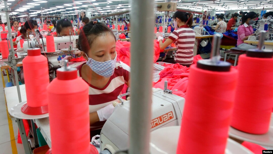 Công nhân làm việc tại một nhà máy dệt may ở ngoại ô Hà Nội.