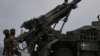 Фото: український військовий поблизу гаубиці CAESAR, 62 грудня 2022 року (AP Photo/Libkos)