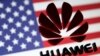 美国国旗为背景下，中国电讯技术巨头华为的标志