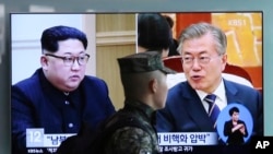 남북 정상회담을 앞둔 지난 18일 서울역 대기실 TV에서 관련 뉴스가 나오고 있다.