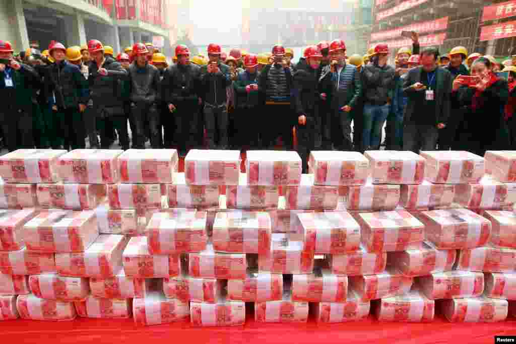 Migrant workers wait to collect their salary and bonus ahead of the Spring Festival at a construction site in Xi&#39;an, Shaanxi province, China, Jan. 18, 2017.