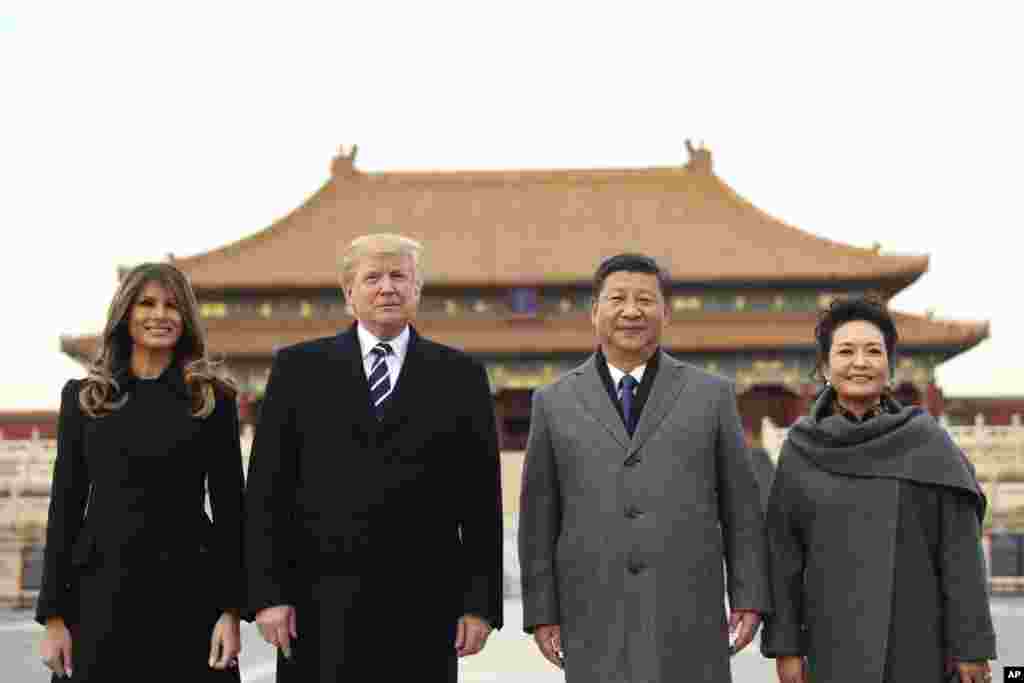 美国的唐纳德&middot;川普总统和第一夫人梅拉尼亚&middot;川普，中国国家主席习近平和夫人彭丽媛游览故宫，在紫禁城恢宏的太和殿广场合影（2017年11月8日）。他们经过内金水桥，穿过太和门，抵达这个广场。宾主双方沿着故宫中轴线走访和观赏了太和殿、中和殿、保和殿这故宫前三殿。习近平沿途向贵宾介绍故宫的历史、建筑和文化。