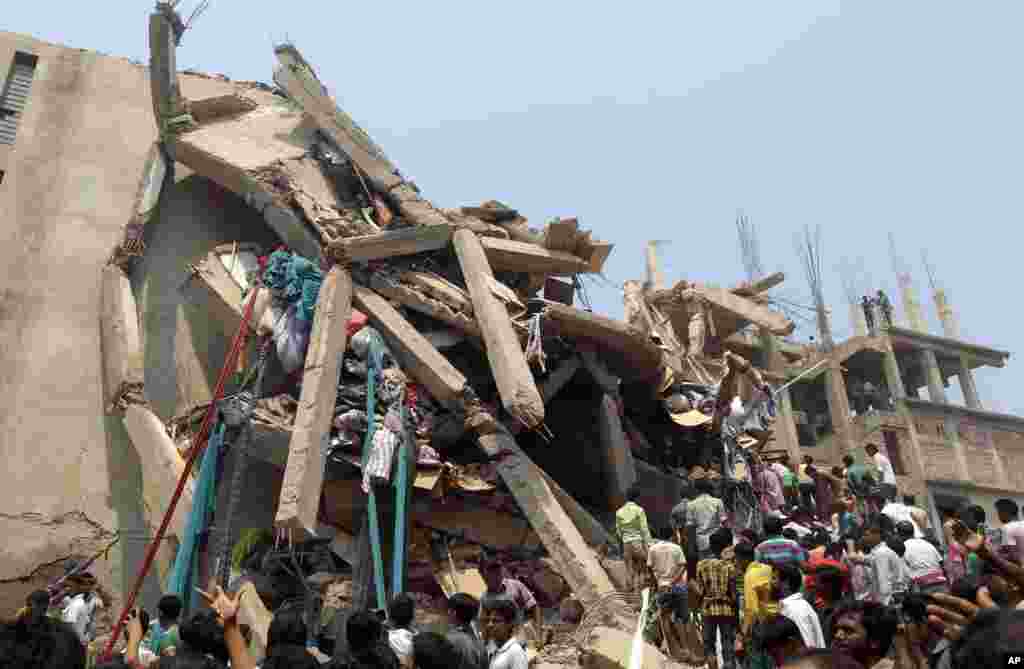 Shaqaalaha samatabixinta oo baadi-goobaya dadkii ka bad-baaday guri 8 dabaq ka koban oo ay warshaddo yaryar ku yaallaan. Bangladesh, April 24, 2013.