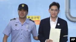 25일 서울중앙지법에서 열린 선고공판에서 징역 5년을 선고받은 이재용 삼성전자 부회장이 법정을 나서 호송차로 향하고 있다.