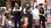  ຕຳຫຼວດ ເຝົ້າຍາມ ຢູ່ຖະໜົນສາຍນຶ່ງ ໃນເຂດ ຄັອສເວ ເບ ໃນຮົງກົງ ໃນວັນທີ 4 ມິຖຸນາ 2024.