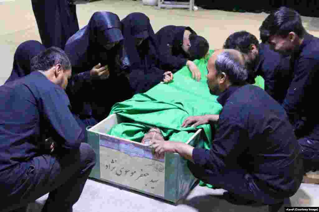 گفته می شود که سپاه پاسداران ایران به خانوادۀ افغان‌هایی که در جنگ سوریه کشته می‌شوند، شناسنامۀ ایرانی می‌دهد.