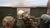乌克兰士兵在巴赫穆特附近的前沿阵地向俄军开火。（2023年3月18日）