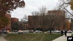 （资料图）俄亥俄州立大学11月28日发生枪击事件，警方封锁现场。