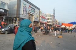 A woman walks up to join a protest against India's new citizenship law, in the Muslim-dominated Shaheen Bagh neighborhood of New Delhi. (Anjana Pasricha/VOA)