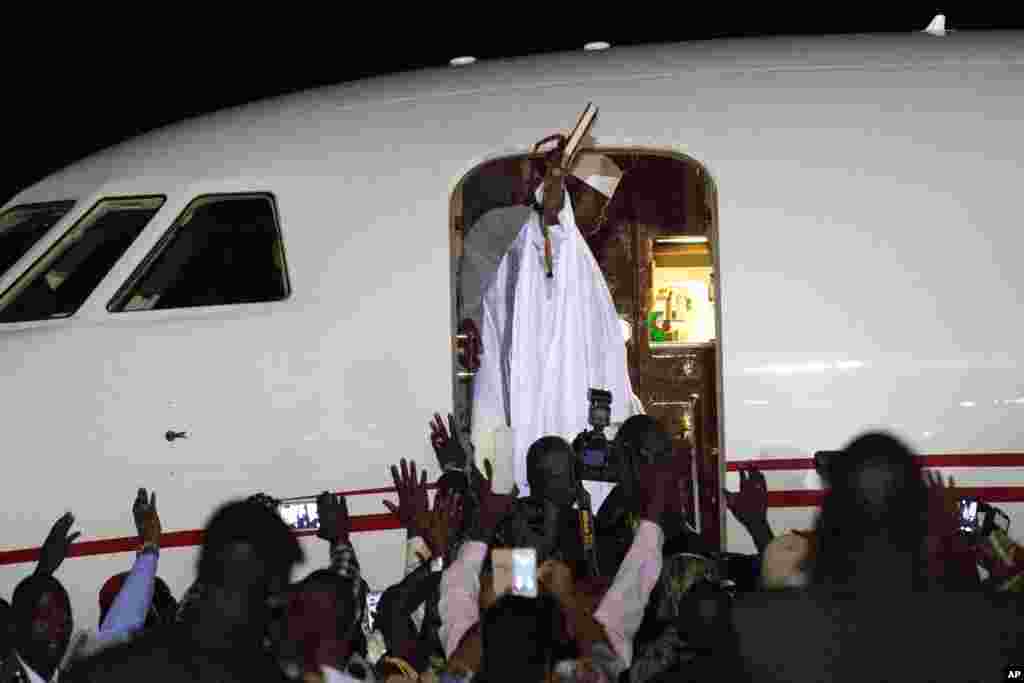 Gambia&#39;s defeated leader Yahya Jammeh waves to supporters as he departs from Banjul airport, Jan. 21, 2017.&nbsp;&nbsp;Jammeh announced he has decided to relinquish power, after hours of last-ditch talks with regional leaders and the threat by a regional military force to make him leave.&nbsp;