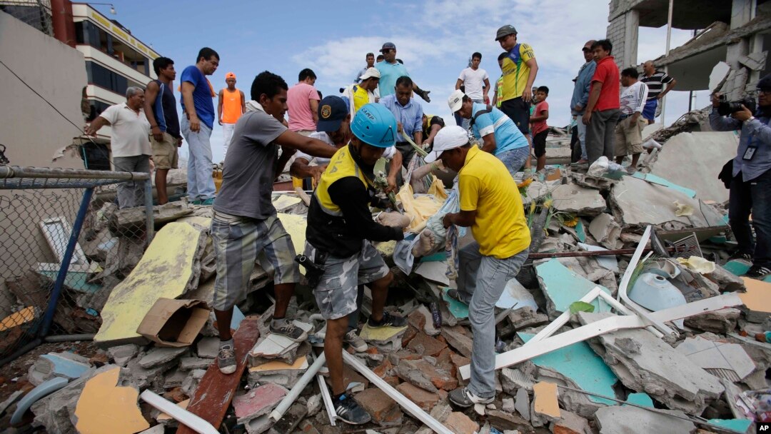 Volunteers rescue a body from a destroyed house after a massive earthquake in Pedernales, Ecuador, April 17, 2016. 
