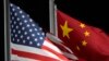 FILE - Bendera Amerika dan China berkibar di Genting Snow Park menjelang Olimpiade Musim Dingin 2022, di Zhangjiakou, China, 2 Februari 2022.