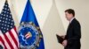 제임스 코미 미 연방수사국(FBI) 국장이 5일 워싱턴 FBI 본부에서 힐러리 클린턴 민주당 대선 후보의 이메일 논란과 관련한 입장을 발표하기 위해 연단에 오르고 있다.