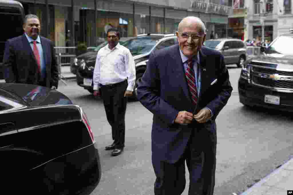 支持川普的前纽约市长朱利安尼（ Rudy Giuliani ）来到纽约的川普大楼（2016年10月8日）