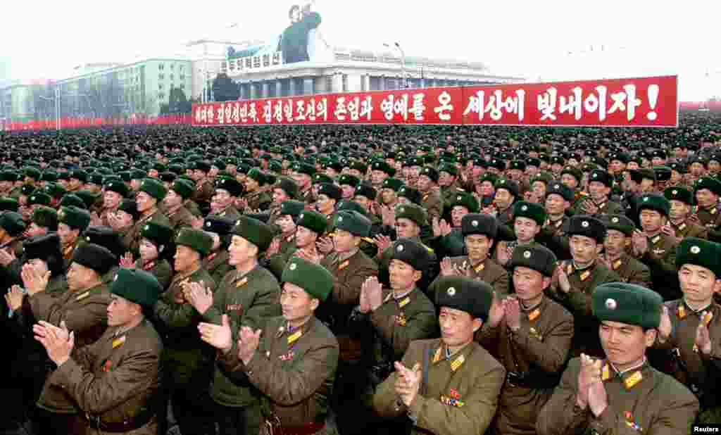 2012年12月14日，朝鲜人在平壤金日成广场庆祝银河三号火箭发射成功。