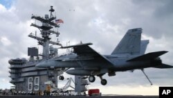 Arhiva - Borbeni avion F-18 Super Hornet sleće na USS Ajzenhauer nedaleko od obale Virdžinije, 10. decembra 2015.