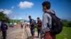 Deportados guatemaltecos en la frontera de El Ceibo, que linda con México, el 12 de agosto de 2021.
