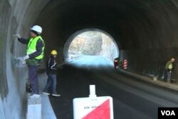 中国工人在黑山的隧道里工作。