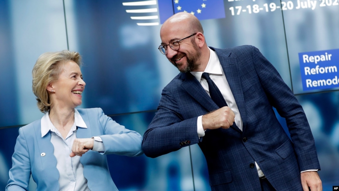 Chủ tịch Ủy ban Châu Âu, bà Ursula von der Leyen, và Chủ tịch Hội đồng Châu Âu, ông Charles Michel chào nhau thời đại dịch COVID-19 (ảnh chụp tại Brussels, ngày 21/7/2020)