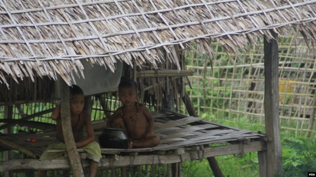 အကြမ်းဖက်မှုတွေ ဖြစ်နေတဲ့ မောင်တောဒေသက ကလေးငယ်နှစ်ဦး။ ဓာတ်ပုံ - ကိုမိုးဇော်