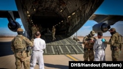 Một máy bay chở hàng C-17 của quân đội Hoa Kỳ vào ngày 4/2/2025 đã đưa 10 “di dân bất hợp pháp nguy hiểm nhất” đến trung tâm giam giữ của Hoa Kỳ ở Vịnh Guantanamo, Cuba.