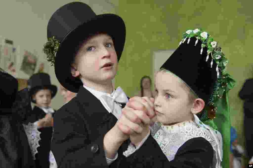 Children of the nursery &#39;Ostro&#39; wear traditional Sorbian wedding costumes on the occasion of the &#39;Vogelhochzeit&#39; (lit. &#39;Bird Wedding&#39;) festivity in Ostro, eastern Germany.