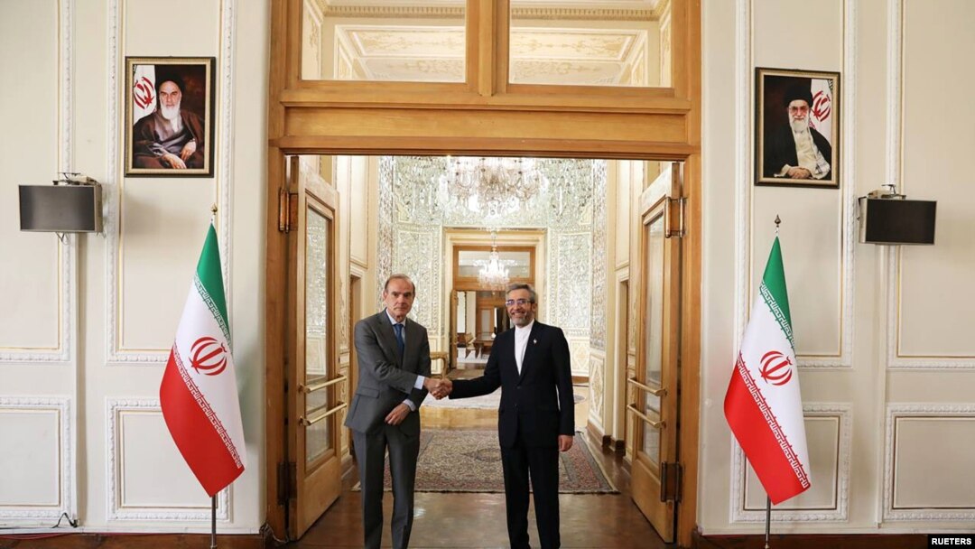 Nhà đàm phán hạt nhân Iran Ali Bagheri Kani (phải) tiếp phó tổng thư ký Cơ quan Hành động Nước ngoài châu Âu ở thủ đô Tehran
