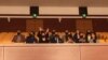 Rojnamevan li parlemana Tirkîyê pejirandina Qanûna Dezenfermasyonê protesto dikin.