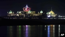 ບ່ອນກາສິໂນ King Roman Casino ທີ່ຕັ້ງຢູ່ເຂດເສດຖະກິດພິເສດສາມຫລ່ຽມຄໍາ ເມືອງຕົ້ນເຜິ້ງ ແຂວງບໍ່ແກ້ວ ທີ່ເປັນບ່ອນກາສິໂນ ຂະໜາດໃຫຍ່ໃນລາວ. 