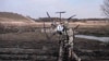 ARCHIVO - En esta foto tomada de un video publicado por el Servicio de Prensa del Ministerio de Defensa de Rusia el lunes 25 de marzo de 2024, un soldado ruso lleva un dron ucraniano capturado.