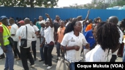 Trabalhadores do SGO em frente à empresa