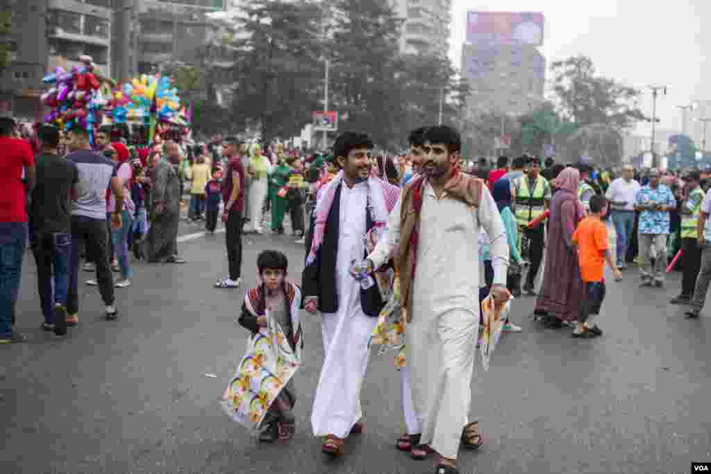 Three men dress in Yemeni clothes on the way to attend Eid Al-Fitr prayers at Mostafa Mahmoud square in Cairo, Egypt, June 25, 2017. (H. Elrasam/VOA)