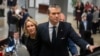 Pit Hegset, kandidat novoizabranog predsednika Donalda Trampa za poziciju sekretara za odbranu, u pratnji supruge Dženifer Roše, stiže u Kapitol, 4. decembra 2024, u Vašingtonu DC.