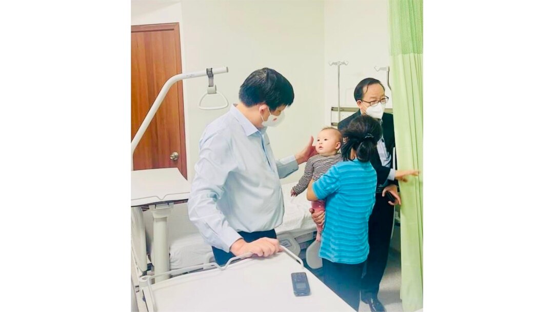 Bộ trưởng Y tế Nguyễn Thanh Long thăm một trẻ sơ sinh bị tiêm nhầm vaccine COVID-19, hiện đang được theo dõi tại bệnh viện Saint Paul Hà Nội. Photo GiadinhNet.