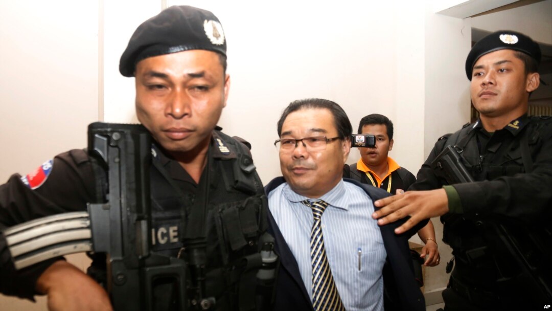 Thượng nghị sĩ Hong Sok Hour của đảng Sam Rainsy bị cảnh sát dẫn đi tại Tòa án Thành phố Phnom Penh, Campuchia, ngày 15 tháng 8, 2015.