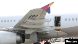Avion kompanije "Azijana erlajns" posle sletanja na aerodrom u Južnoj Koreji (Foto: Yonhap via REUTERS)