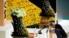 日本天皇明仁和皇后美智子在日本武道馆举行的纪念日本二战投降73周年的仪式上向战争亡灵鞠躬致哀。（2018年8月15日）