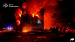 የዩክሬን የአስቸኳይ ጊዜ አገልግሎት ባጋራው በዚኽ ፎቶ ላይ፣ እ.ኤ.አ. መጋቢት 8፣ 2025 በዶቭሮፒሊያ፣ ዶኔትስክ ክልል ላይ ሩሲያ ያደረሰችውን ጥቃት ተከትሎ የእሳት አደጋ ሠራተኞች እሳት ለማጥፋት ሲረባረቡ ያሳያል። 