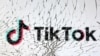 资料照：在碎玻璃后的tiktok标识