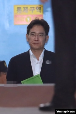 이재용 삼성전자 부회장이 7일 오후 서울 서초구 서울중앙지법에서 결심 공판을 마친 뒤 호송차량으로 이동하고 있다.