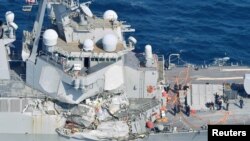 美国海军导弹驱逐舰“非兹杰拉德号”在日本附近海域与一艘商船相撞后受损。