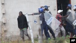 FILE: Omunye wabantu abakhahlanyezwa ngamapholisa uzulu etshengisela emigwaqweni.