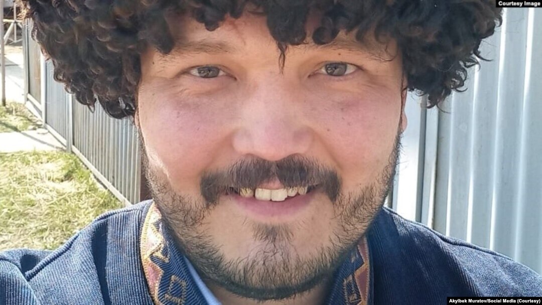 Aqilbek Muratov O'zbekistonda tug'ilib katta bo'lgan. 10 yil oldin Qozog'istonga chiqib ketgan. 