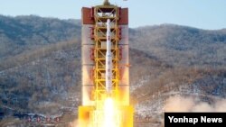 2016년 2월 7일 북한 동창리 서해위성발사장에서 광명성 4호가 발사되는 장면을 조선중앙통신이 보도했다.