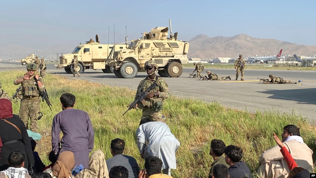 Kobul Xalqaro aeroportini qo'riqlayotgan AQSh harbiylari. 16-avgust, 2021. 