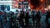 防暴警察在2019年10月20日香港举行的反政府抗议活动中高举横幅，警告抗议者使用催泪弹。
