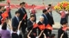 中国国家主席习近平和越南共产党总书记阮富仲在参加会谈的路上向欢迎群众招手（2017年11月12日）
