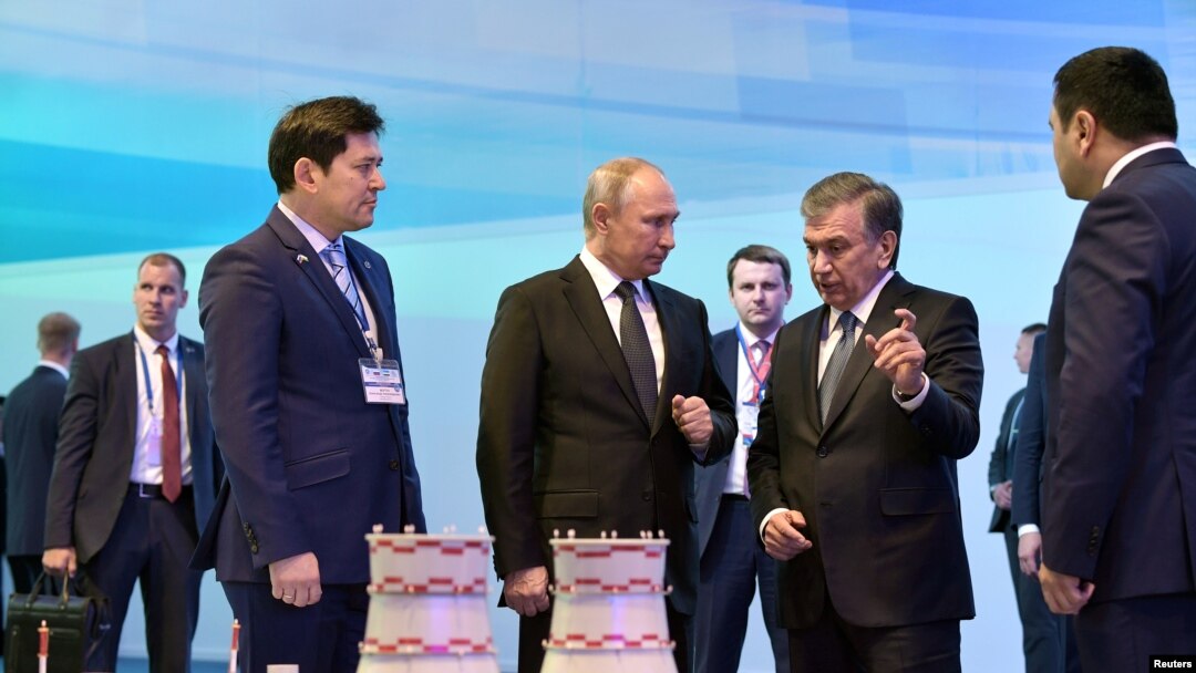 Rossiya va O'zbekiston rahbarlari yadro elektr stansiyasiga oid taqdimot marosimida, Toshkent, O'zbekiston, 2018-yil, 19-oktabr.