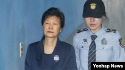 박근혜 전 한국 대통령이 13일 오전 서울중앙지법에서 열린 속행공판에 출석하기 위해 호송차에서 내려 법정으로 향하고 있다. 