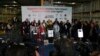 Para aktivis mengadakan konferensi pers di dalam kapal Koalisi "Freedom Flotilla" (Armada Kebebasan) saat berlabuh di pelabuhan Tuzla di Istanbul, Turki. 